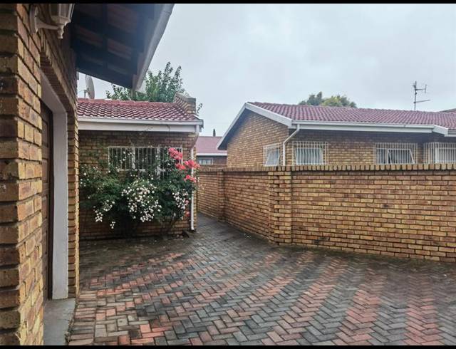 6 BEDROOM TOWNHOUSE FOR SALE IN SELCOURT